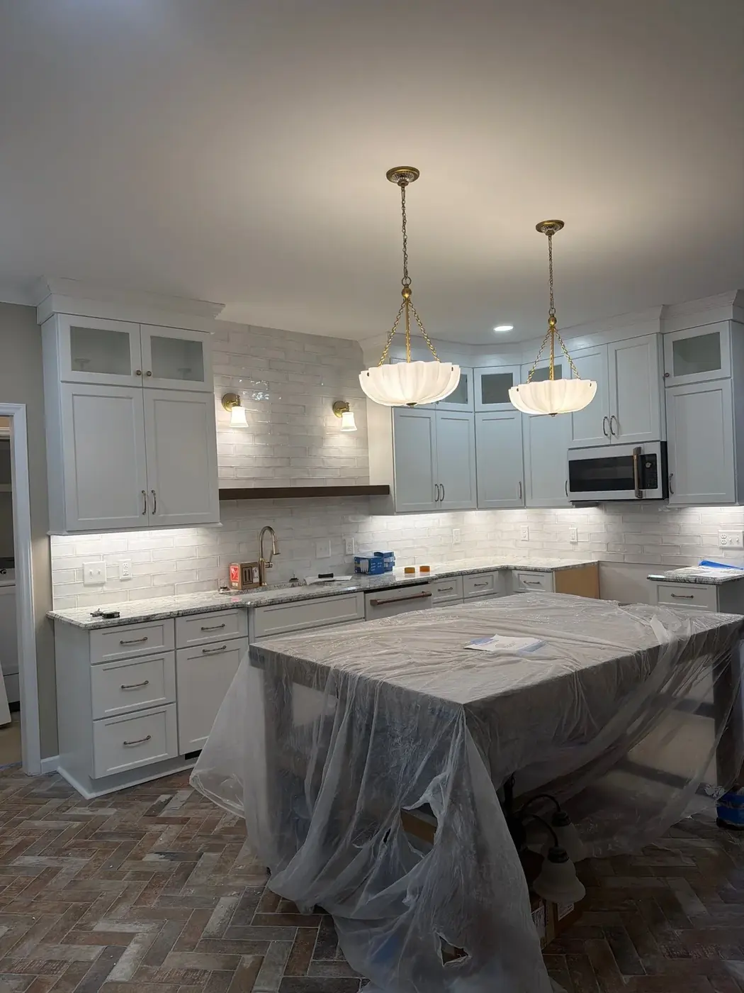 Amplified Electric lighting installation